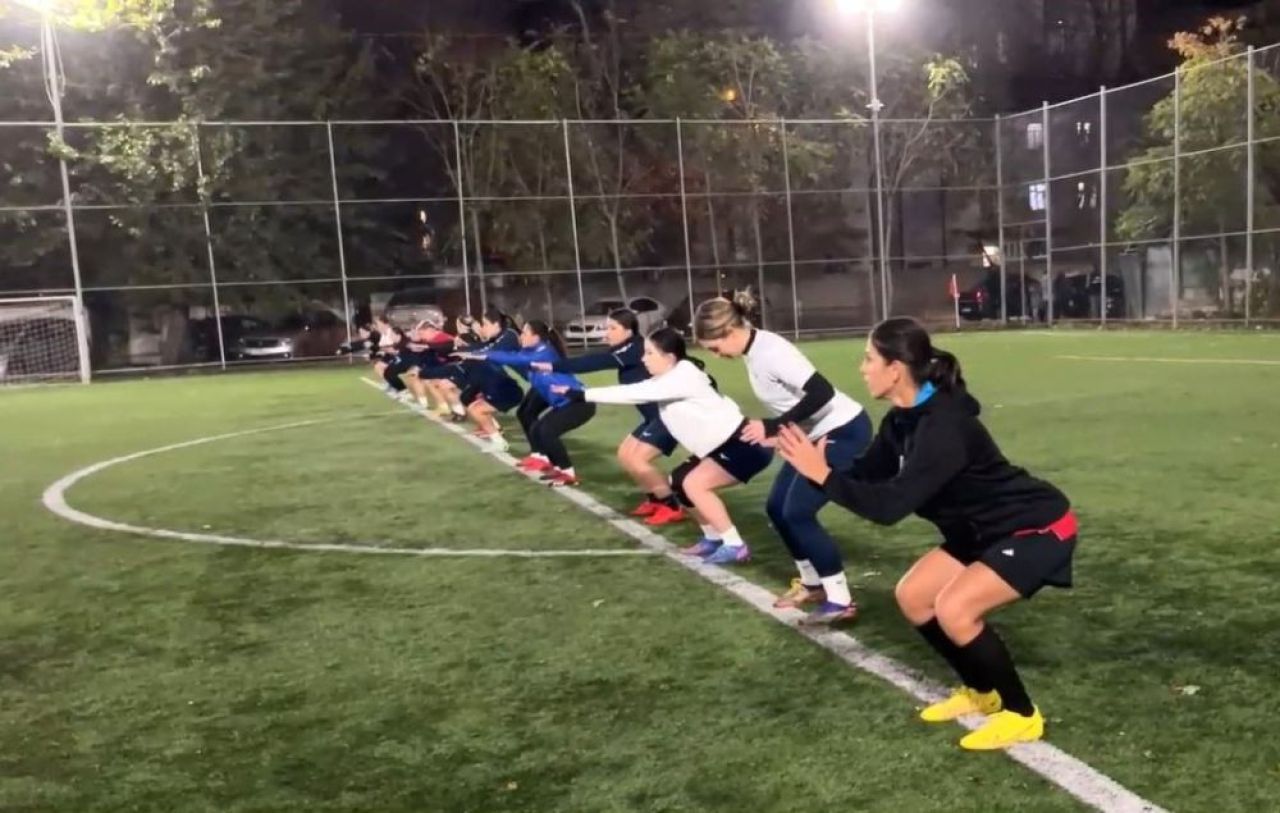 O așteaptă pe Cristina Neagu la fotbal: