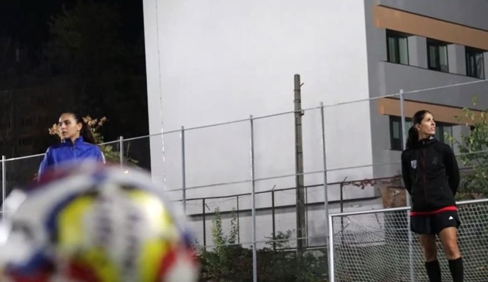O așteaptă pe Cristina Neagu la fotbal: 
