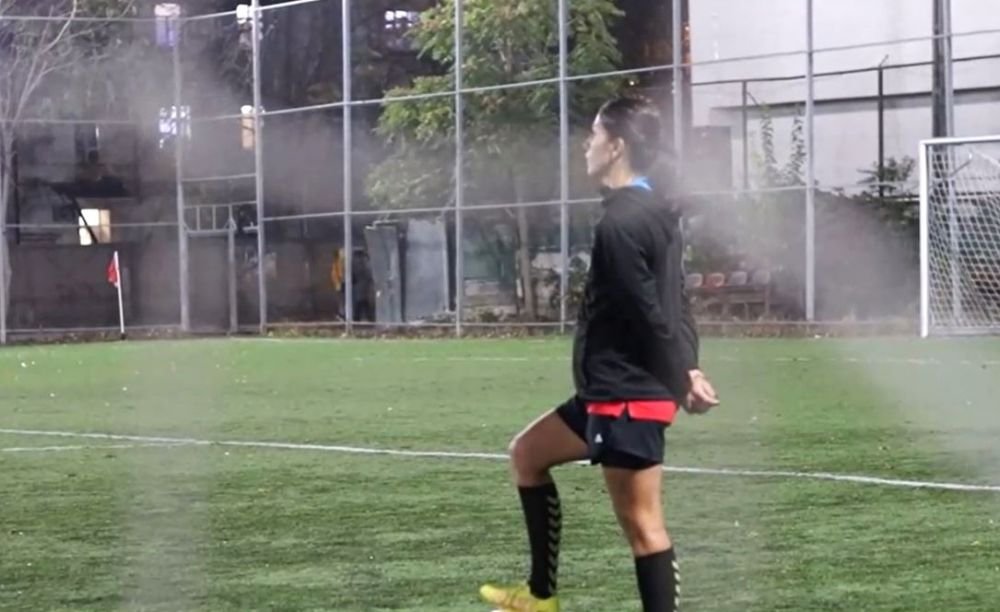 O așteaptă pe Cristina Neagu la fotbal: 