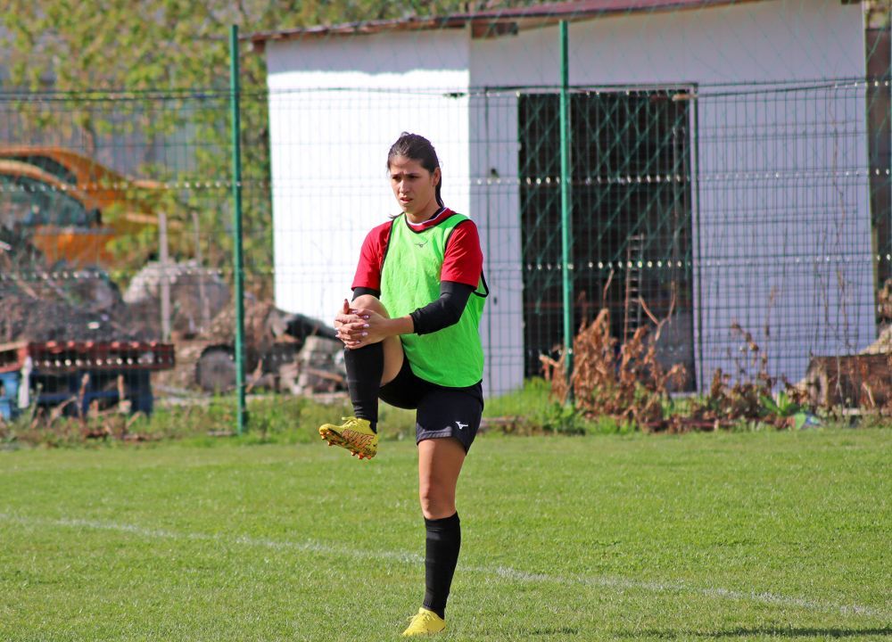 O așteaptă pe Cristina Neagu la fotbal: