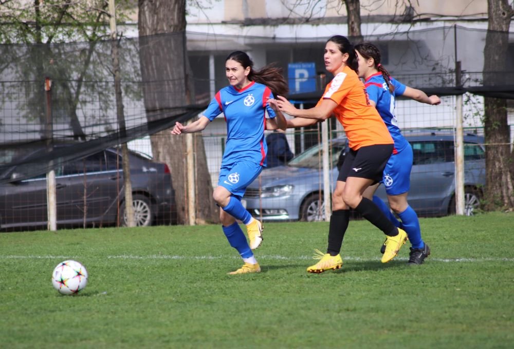 O așteaptă pe Cristina Neagu la fotbal: 