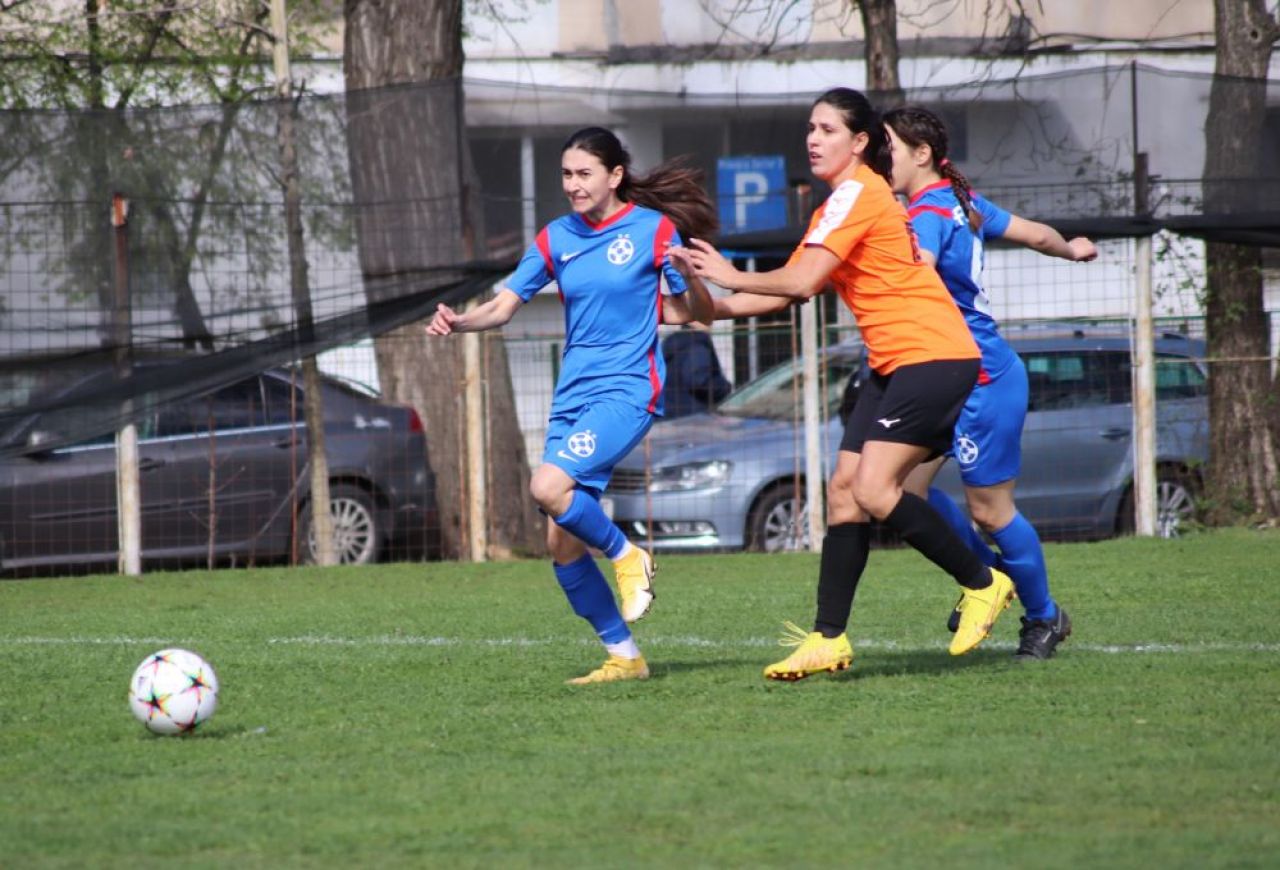 O așteaptă pe Cristina Neagu la fotbal: