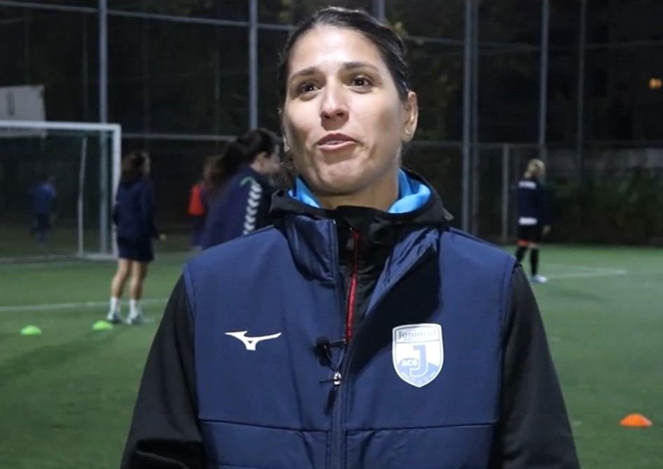O așteaptă pe Cristina Neagu la fotbal: 