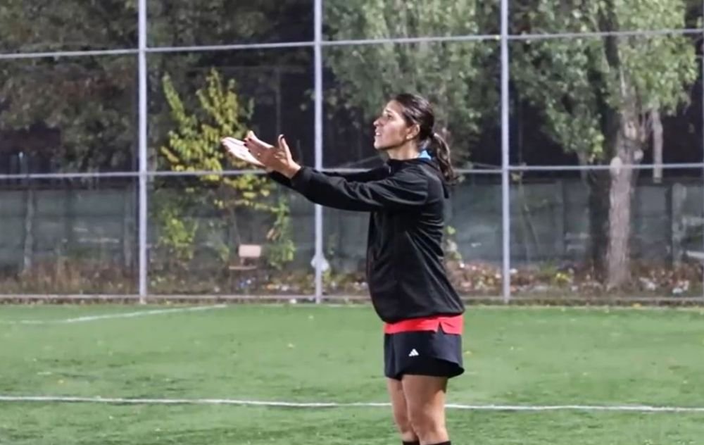 O așteaptă pe Cristina Neagu la fotbal: 