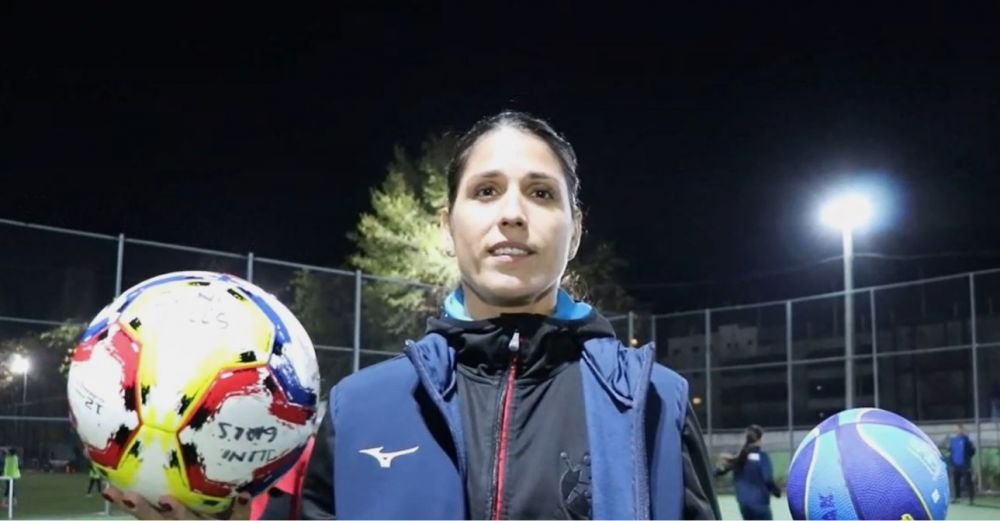 O așteaptă pe Cristina Neagu la fotbal: 