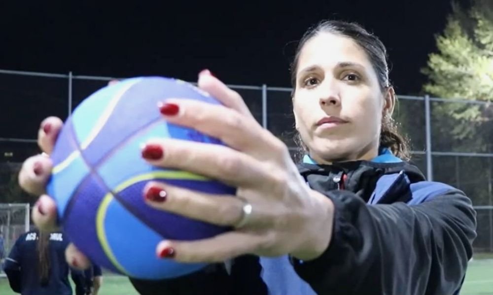 O așteaptă pe Cristina Neagu la fotbal: 