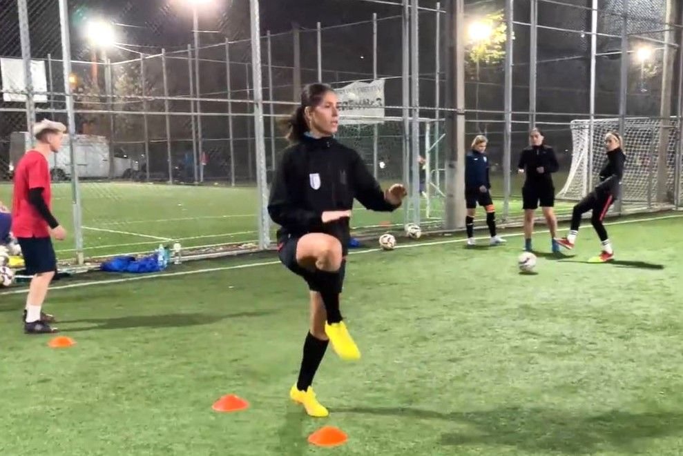 O așteaptă pe Cristina Neagu la fotbal: 
