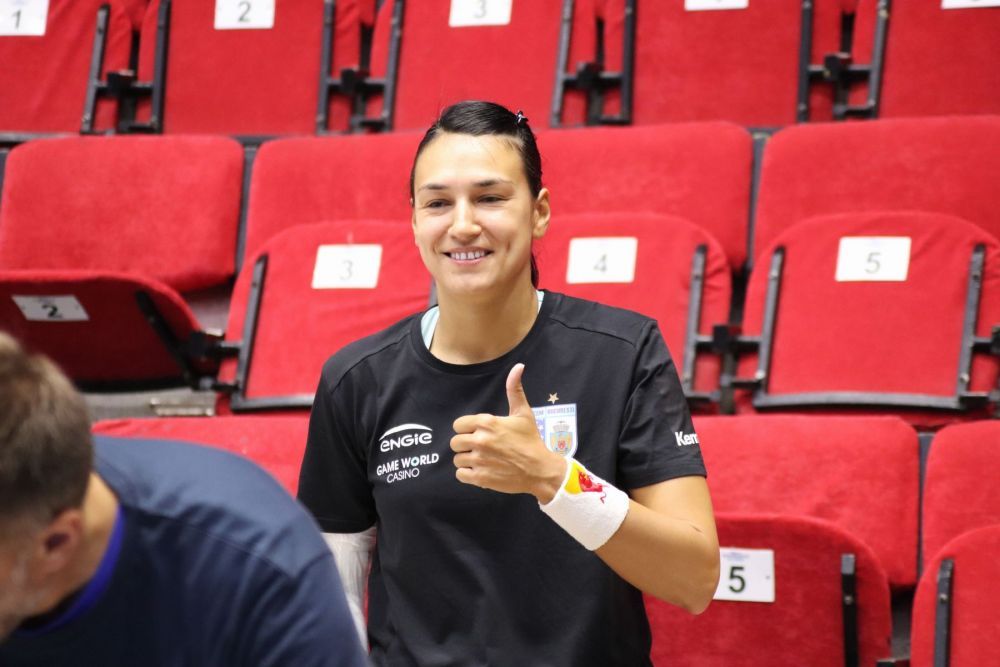 O așteaptă pe Cristina Neagu la fotbal: