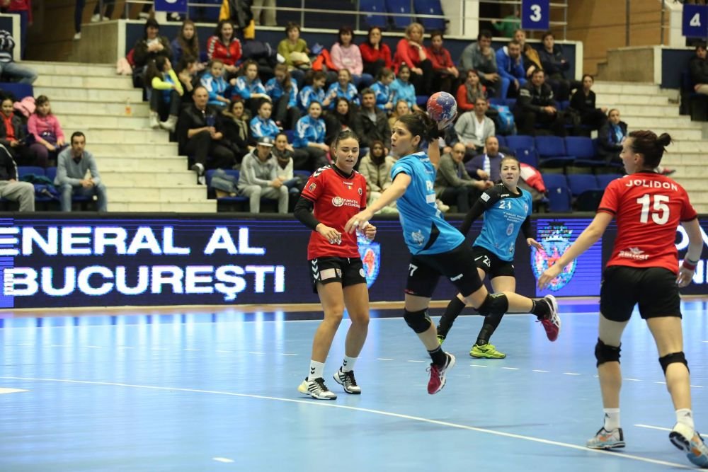 O așteaptă pe Cristina Neagu la fotbal: 