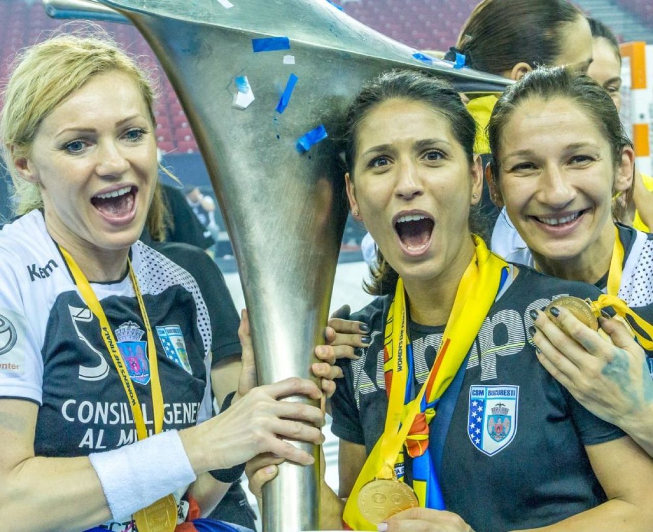 O așteaptă pe Cristina Neagu la fotbal: