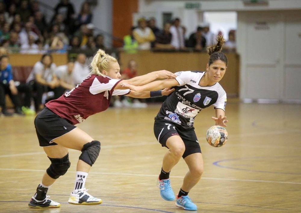 O așteaptă pe Cristina Neagu la fotbal: 