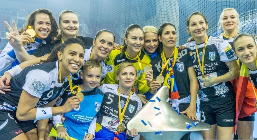 O așteaptă pe Cristina Neagu la fotbal: 