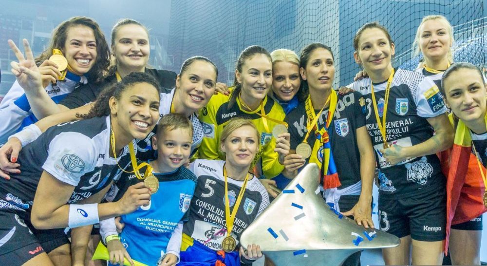 O așteaptă pe Cristina Neagu la fotbal: