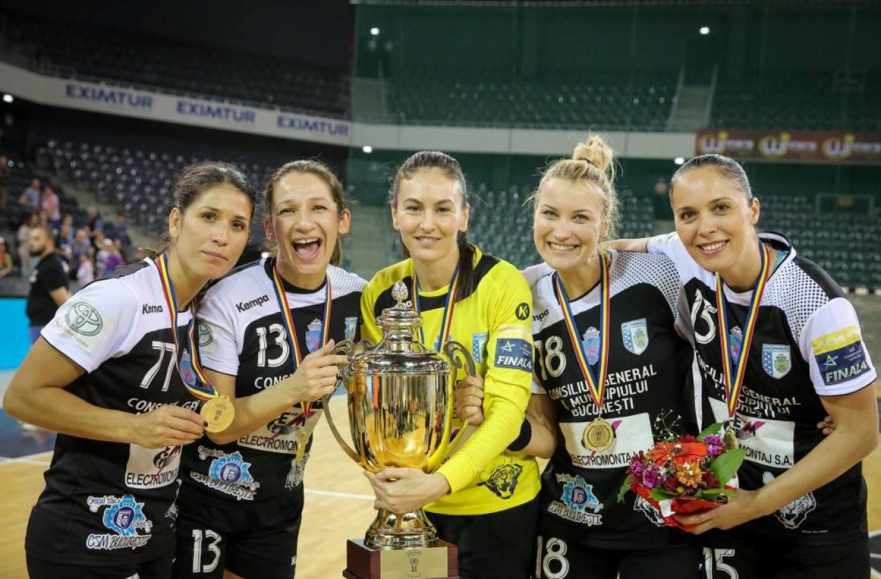 O așteaptă pe Cristina Neagu la fotbal: