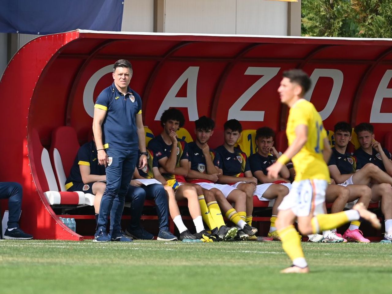 Explicațiile selecționerului de la U19 după 0-6 cu Anglia și cum se înțelege cu „tricolorii” care nu știu limba română_1