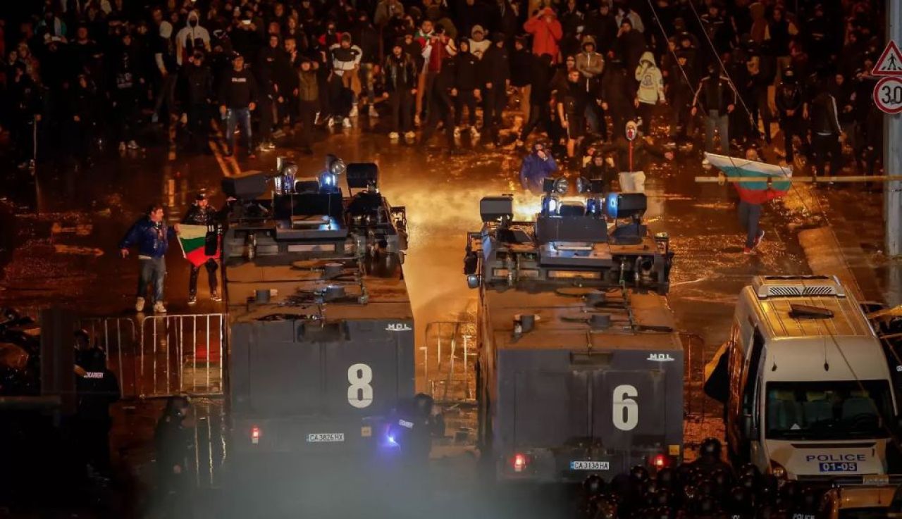 Dezastru la Sofia, în timpul partidei Bulgaria - Ungaria! Ultrașii din toată țara au declanșat haosul pe străzi_4