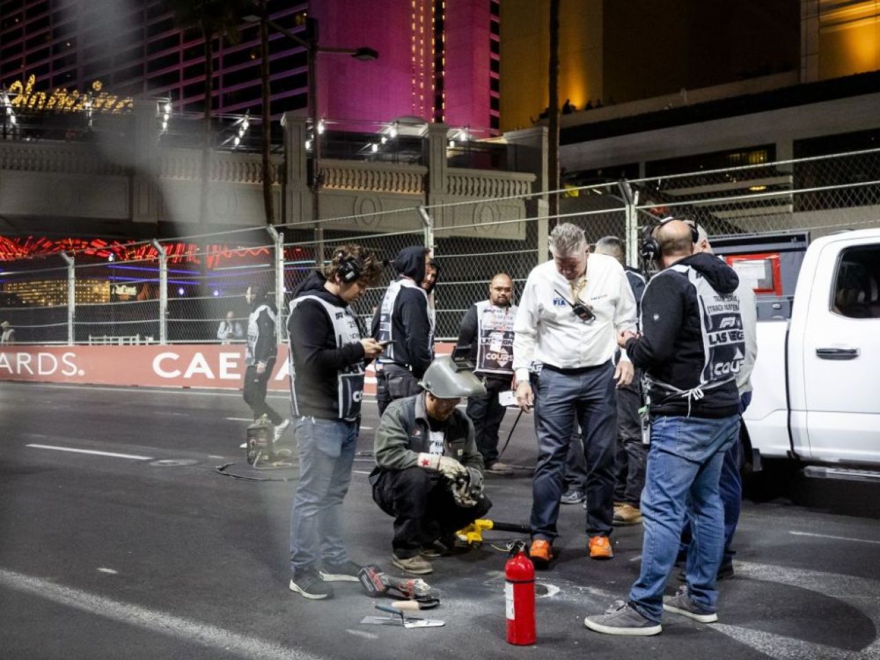 Las Vegas, orașul 'circuitului peticit'! F1 a anulat primul antrenament după ce Carlos Sainz și-a avariat mașina într-o gaură de pe pistă _6