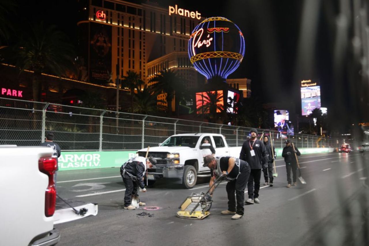 Las Vegas, orașul 'circuitului peticit'! F1 a anulat primul antrenament după ce Carlos Sainz și-a avariat mașina într-o gaură de pe pistă _7