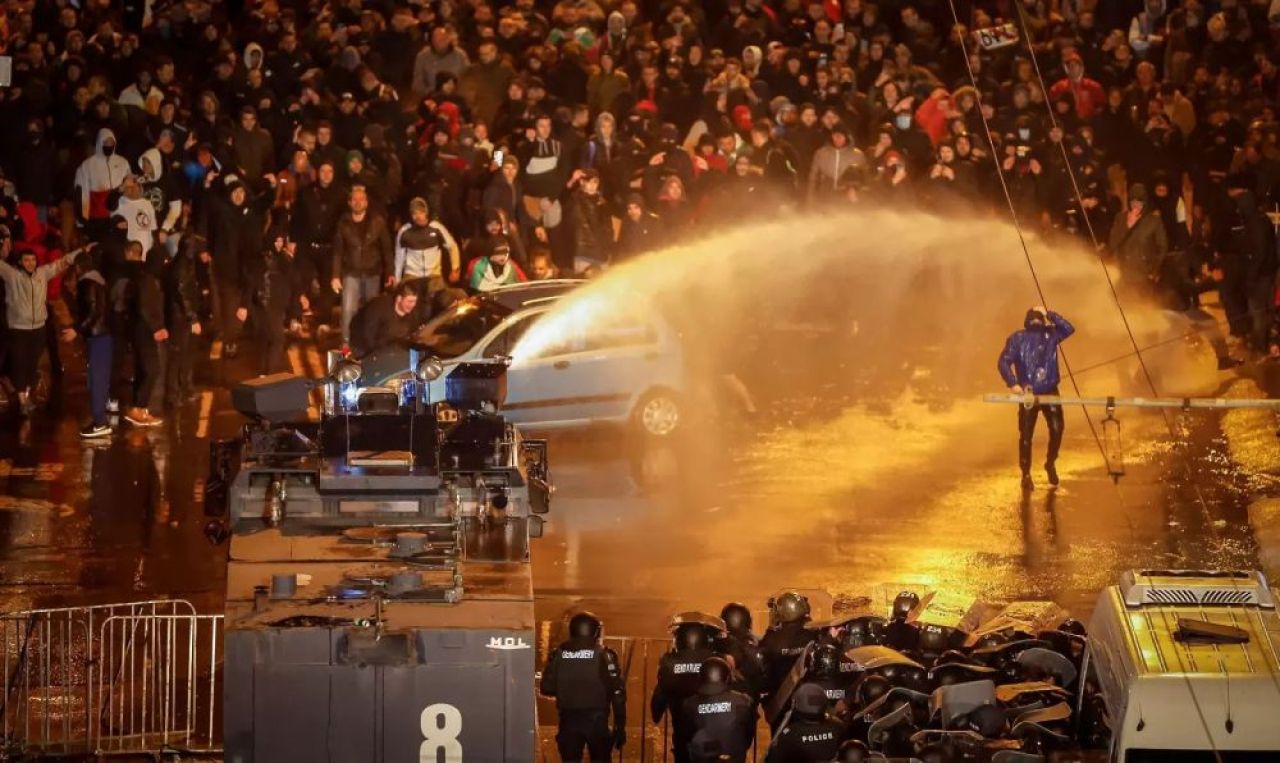 Zeci de răniți și arestați în urma incidentelor violente de la Sofia! A fost haos pe străzi la meciul Bulgaria - Ungaria_1