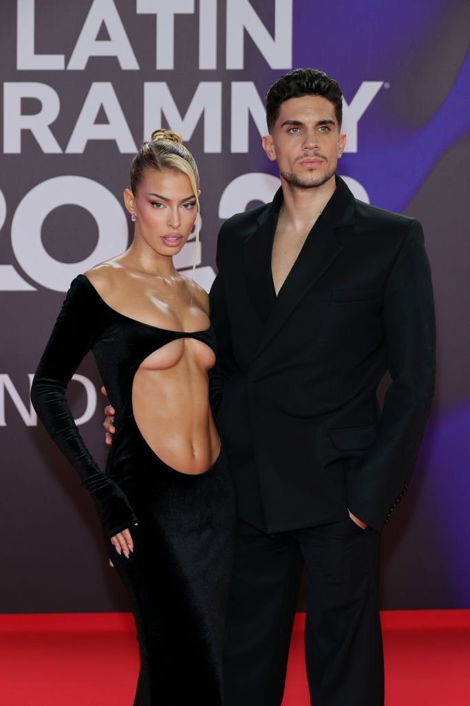 Cea mai sexy iubită de fotbalist nu se dezice! Aproape de accident vestimentar pe covorul roșu + Shakira, fără lenjerie intimă