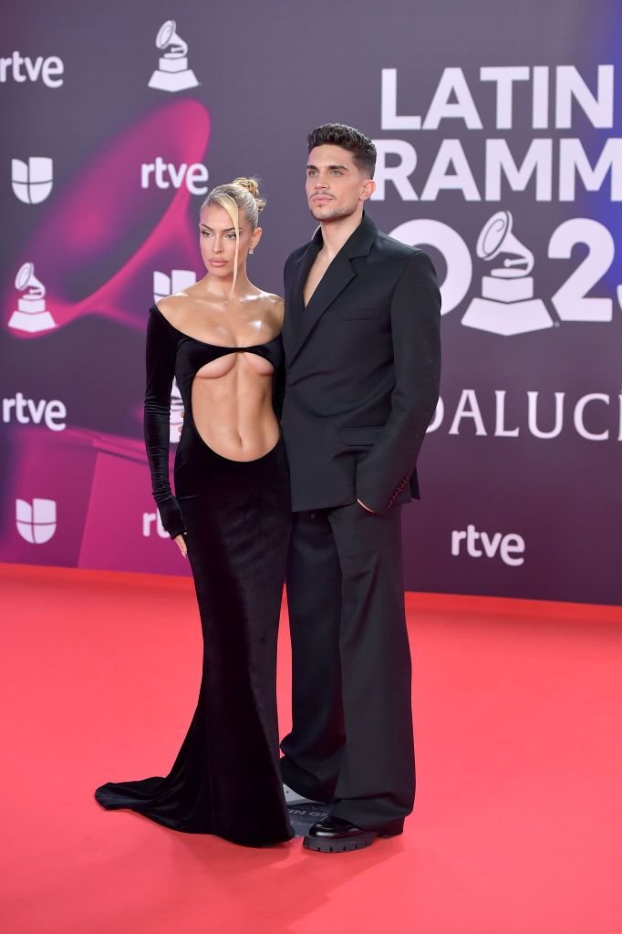 Cea mai sexy iubită de fotbalist nu se dezice! Aproape de accident vestimentar pe covorul roșu + Shakira, fără lenjerie intimă _9