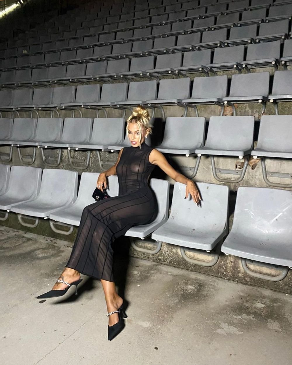 Cea mai sexy iubită de fotbalist nu se dezice! Aproape de accident vestimentar pe covorul roșu + Shakira, fără lenjerie intimă _37