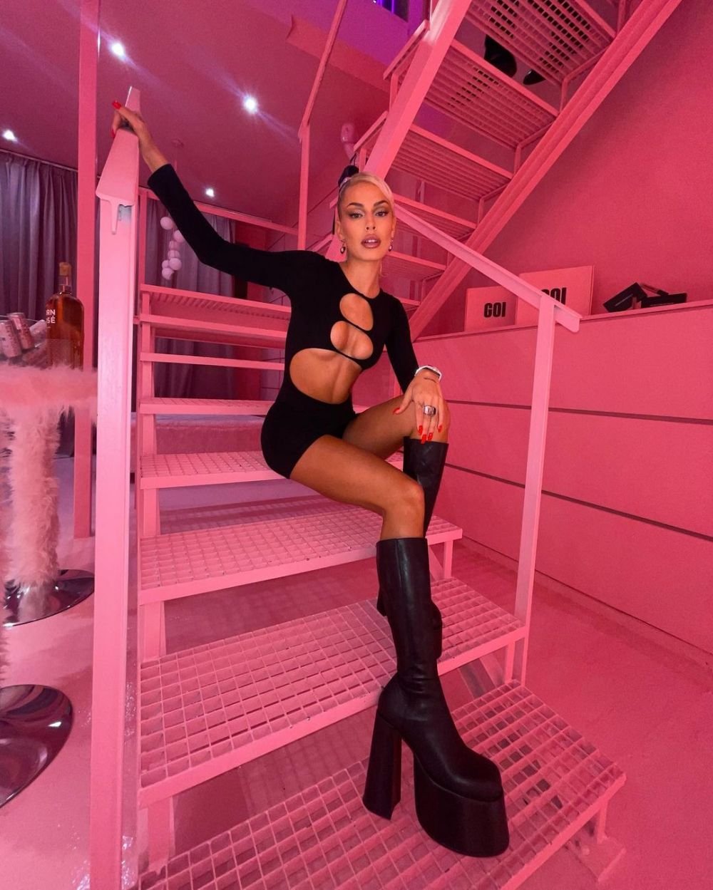 Cea mai sexy iubită de fotbalist nu se dezice! Aproape de accident vestimentar pe covorul roșu + Shakira, fără lenjerie intimă _47