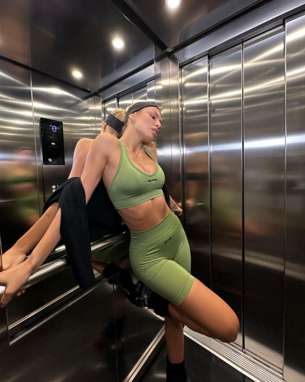 Cea mai sexy iubită de fotbalist nu se dezice! Aproape de accident vestimentar pe covorul roșu + Shakira, fără lenjerie intimă _64