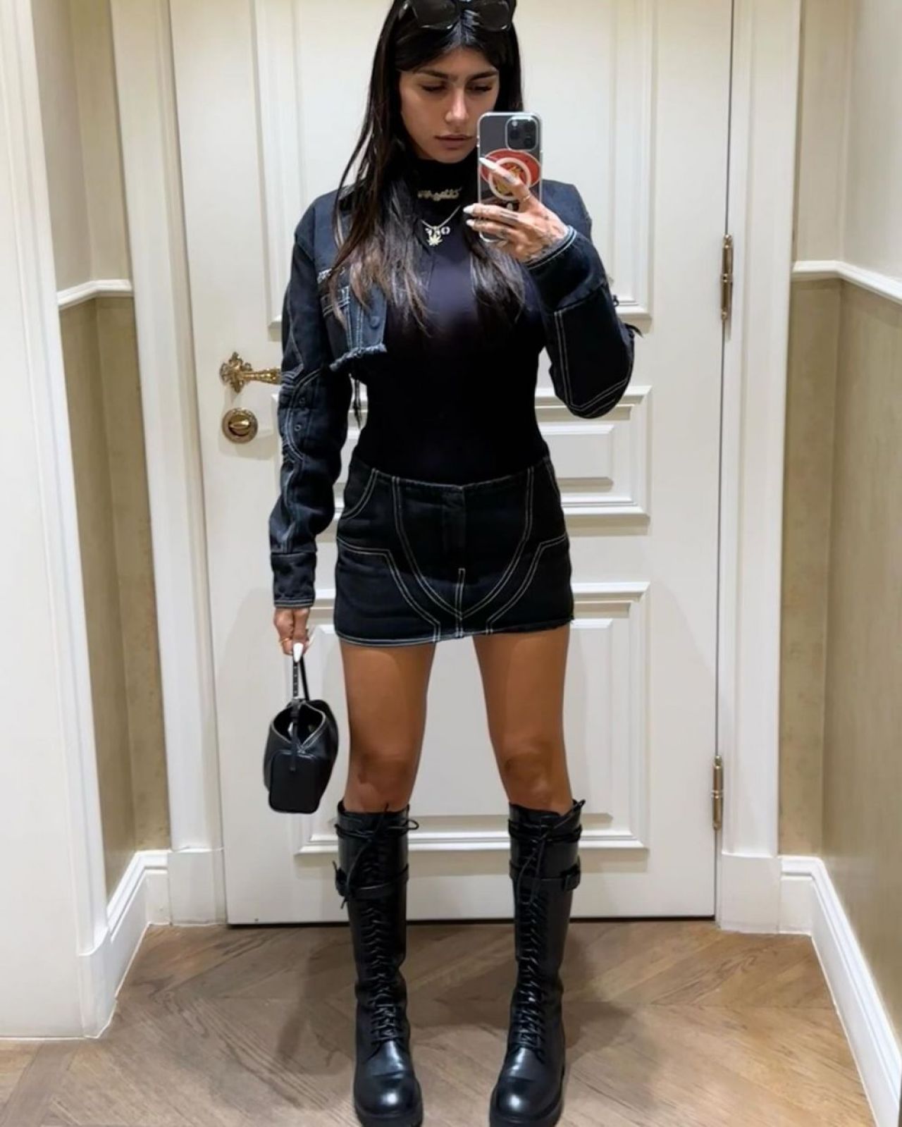 Mia Khalifa s-a pozat pe barcă în tricoul echipei favorite din Italia! Clubul a reacționat imediat și i-a lăsat comentariu _14