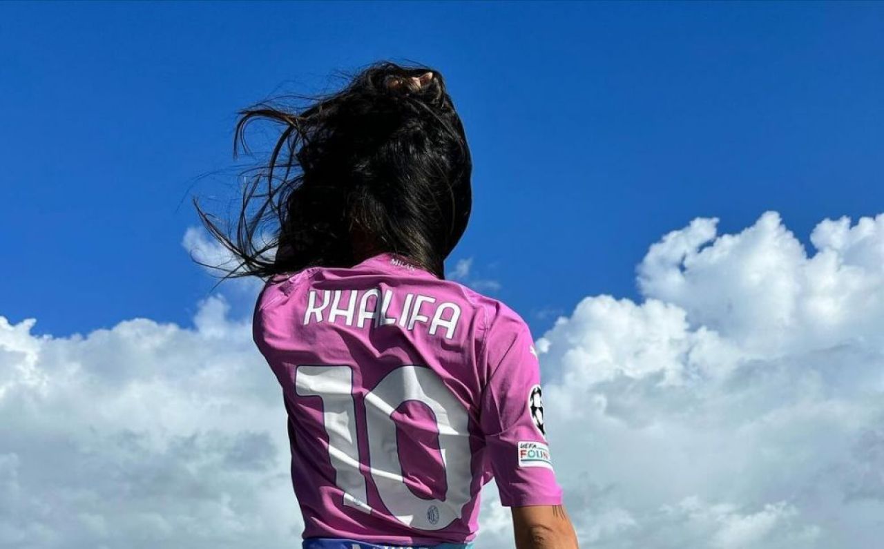 Mia Khalifa s-a pozat pe barcă în tricoul echipei favorite din Italia! Clubul a reacționat imediat și i-a lăsat comentariu _1