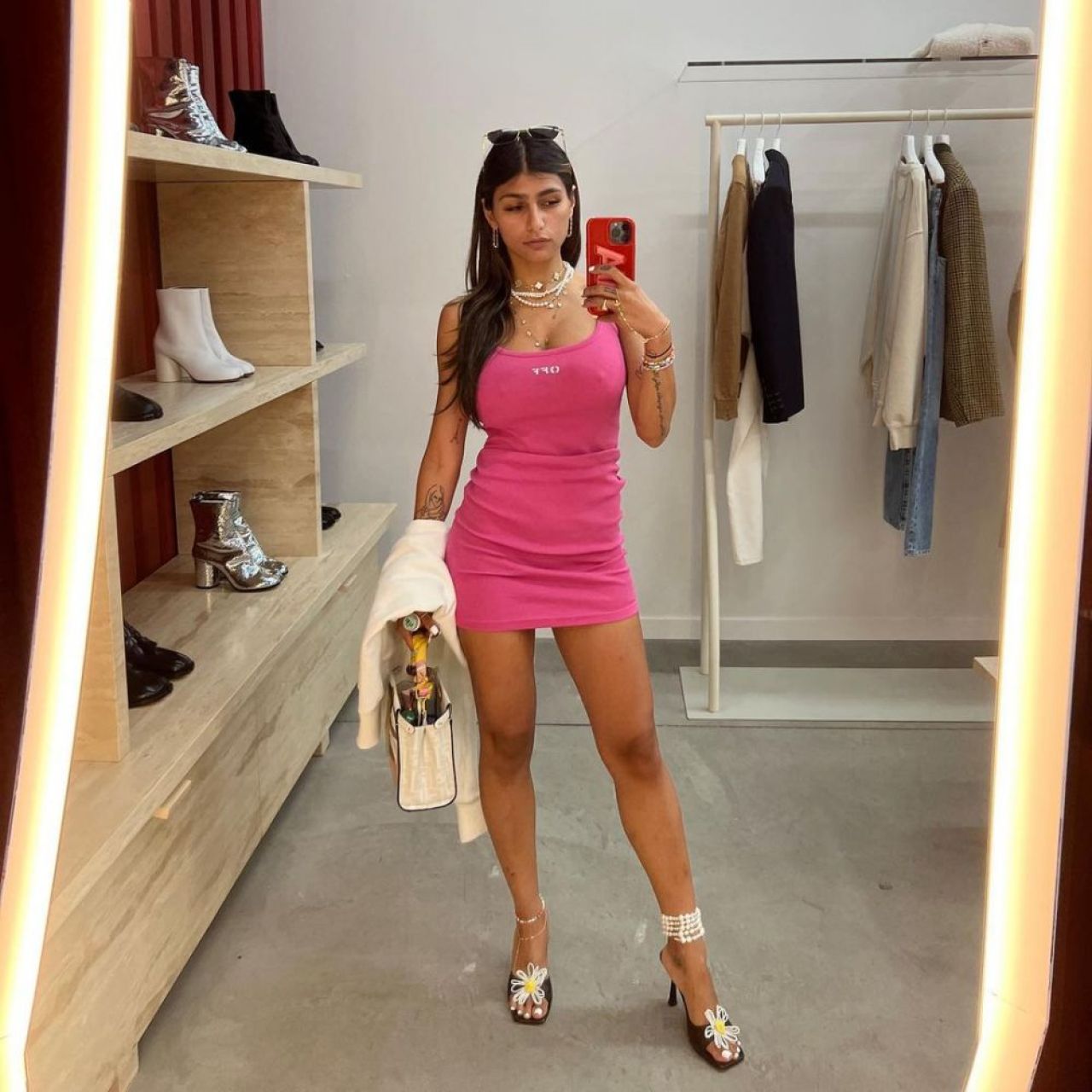 Mia Khalifa s-a pozat pe barcă în tricoul echipei favorite din Italia! Clubul a reacționat imediat și i-a lăsat comentariu _55