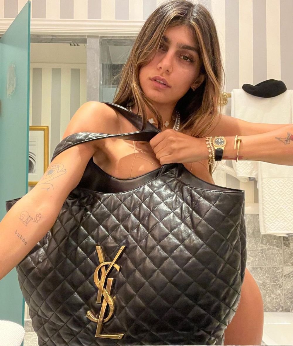 Mia Khalifa s-a pozat pe barcă în tricoul echipei favorite din Italia! Clubul a reacționat imediat și i-a lăsat comentariu _59