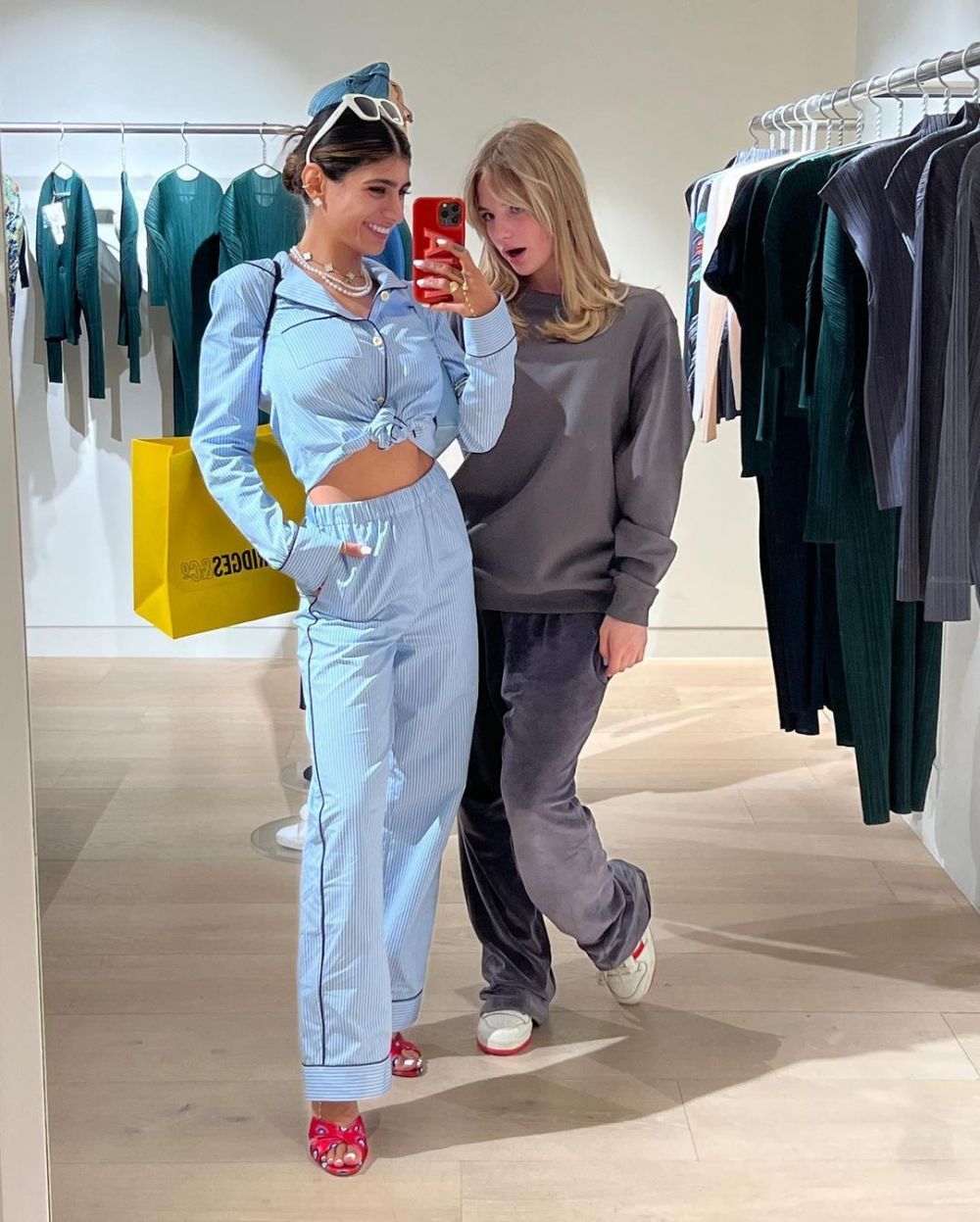 Mia Khalifa s-a pozat pe barcă în tricoul echipei favorite din Italia! Clubul a reacționat imediat și i-a lăsat comentariu _92