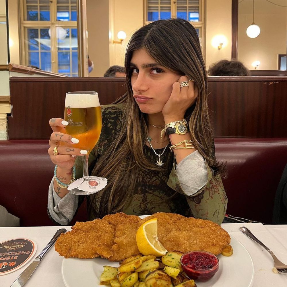 Mia Khalifa s-a pozat pe barcă în tricoul echipei favorite din Italia! Clubul a reacționat imediat și i-a lăsat comentariu _93