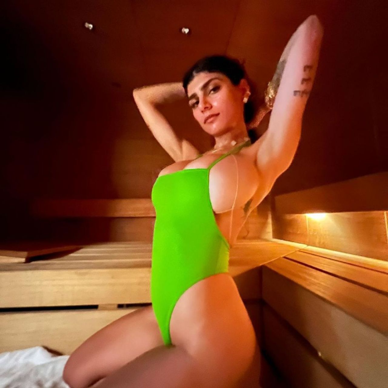 Mia Khalifa s-a pozat pe barcă în tricoul echipei favorite din Italia! Clubul a reacționat imediat și i-a lăsat comentariu _65