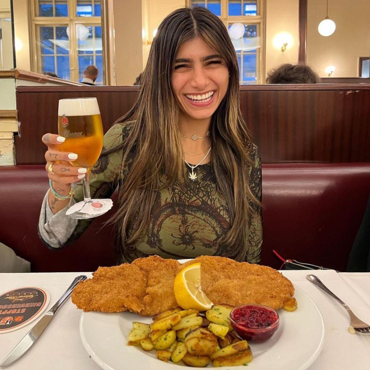 Mia Khalifa s-a pozat pe barcă în tricoul echipei favorite din Italia! Clubul a reacționat imediat și i-a lăsat comentariu _67