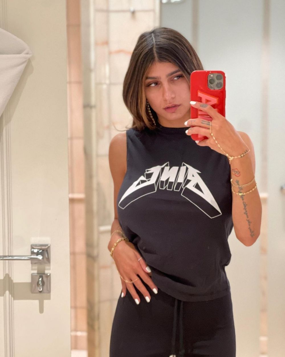 Mia Khalifa s-a pozat pe barcă în tricoul echipei favorite din Italia! Clubul a reacționat imediat și i-a lăsat comentariu _101