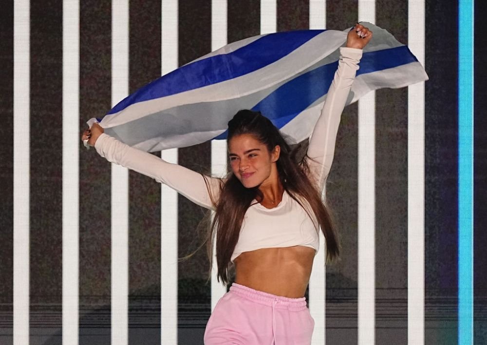 Noa Kirel a atras toate privirile la intonarea imnului Israelului. Cine e vedeta de 22 de ani, iubita unui jucător de la Bayern Munchen_3