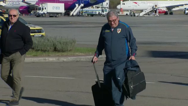 „Tricolorii” au ajuns în țară! Răzvan Burleanu, primul care a coborât din avion_2
