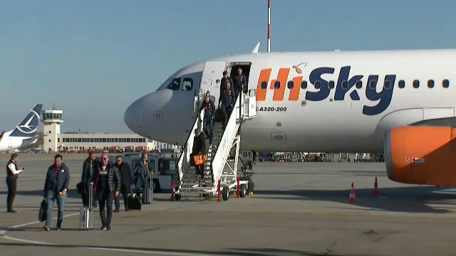 „Tricolorii” au ajuns în țară! Răzvan Burleanu, primul care a coborât din avion_3