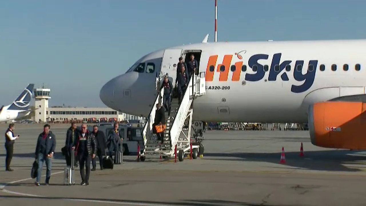 „Tricolorii” au ajuns în țară! Răzvan Burleanu, primul care a coborât din avion_3