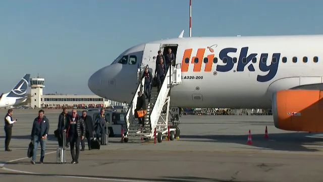 „Tricolorii” au ajuns în țară! Răzvan Burleanu, primul care a coborât din avion_3