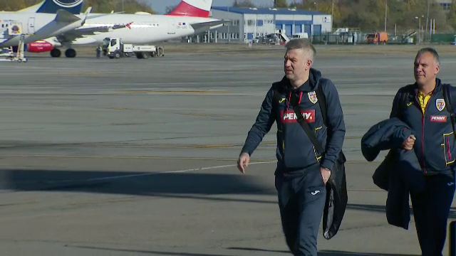 „Tricolorii” au ajuns în țară! Răzvan Burleanu, primul care a coborât din avion_4