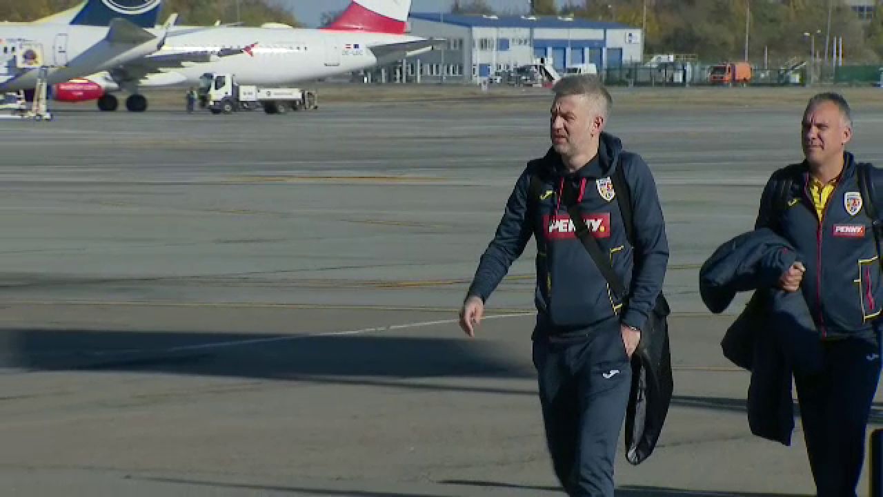 „Tricolorii” au ajuns în țară! Răzvan Burleanu, primul care a coborât din avion_4