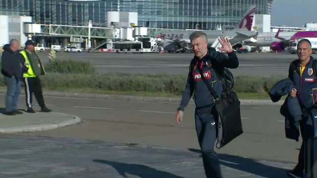 „Tricolorii” au ajuns în țară! Răzvan Burleanu, primul care a coborât din avion_5