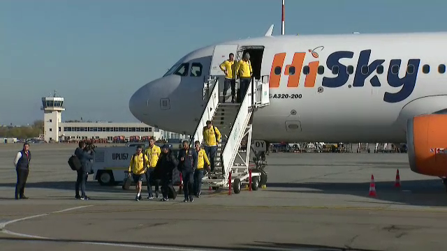 „Tricolorii” au ajuns în țară! Răzvan Burleanu, primul care a coborât din avion_6