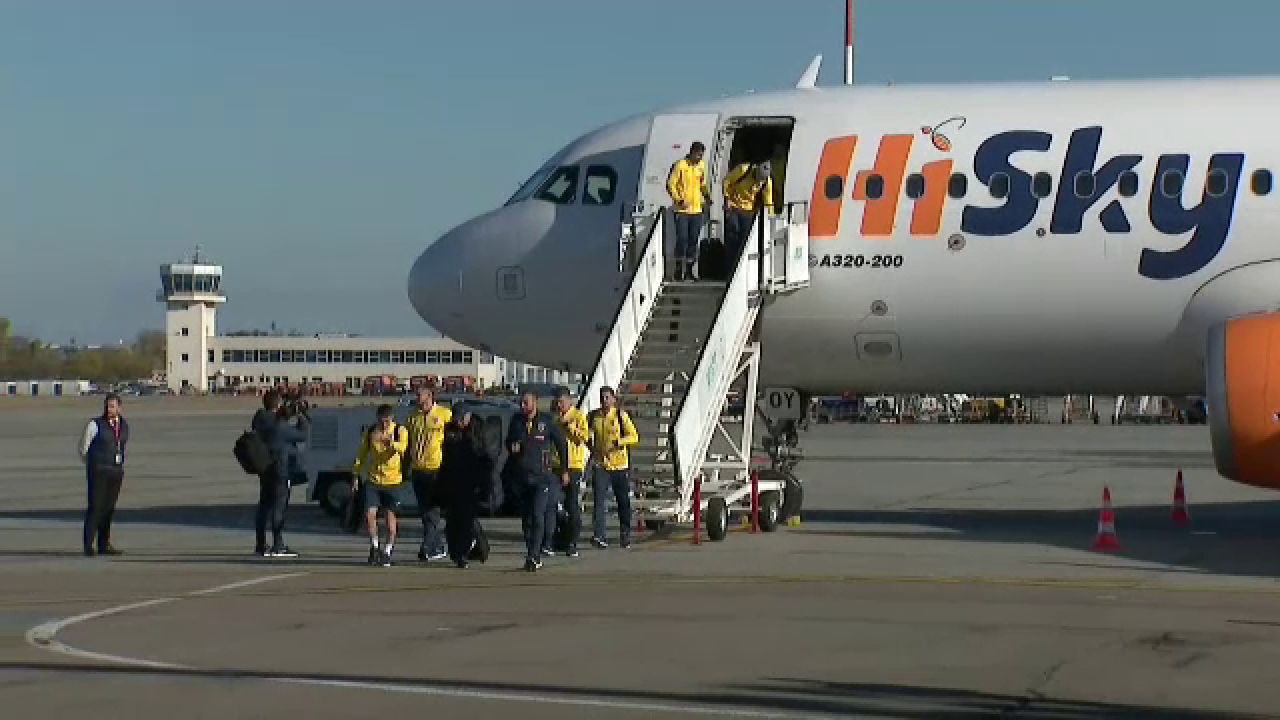 „Tricolorii” au ajuns în țară! Răzvan Burleanu, primul care a coborât din avion_7