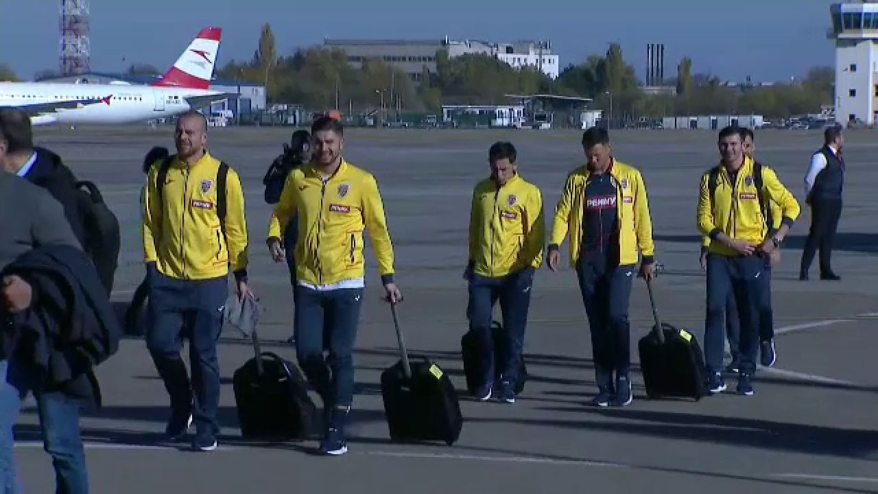 „Tricolorii” au ajuns în țară! Răzvan Burleanu, primul care a coborât din avion_11
