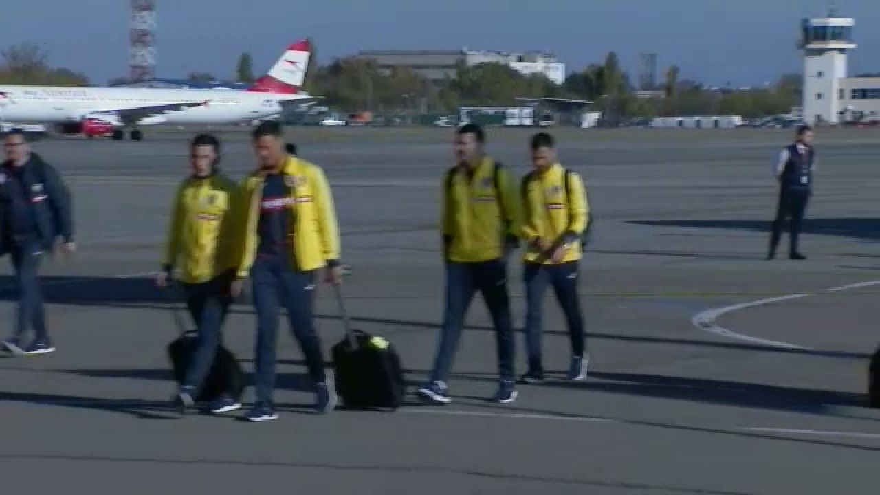 „Tricolorii” au ajuns în țară! Răzvan Burleanu, primul care a coborât din avion_12