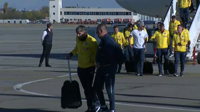 „Tricolorii” au ajuns în țară! Răzvan Burleanu, primul care a coborât din avion_13